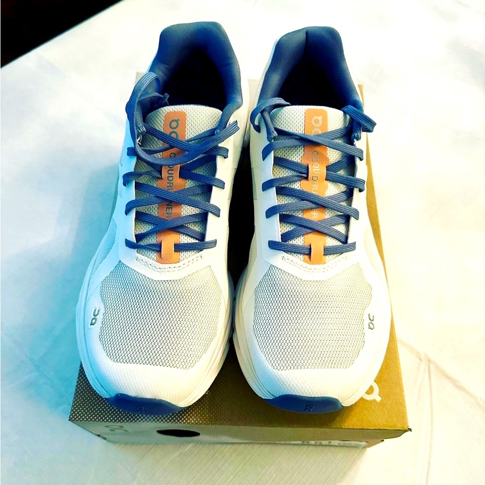 ON Cloudrunner Womens 8.5